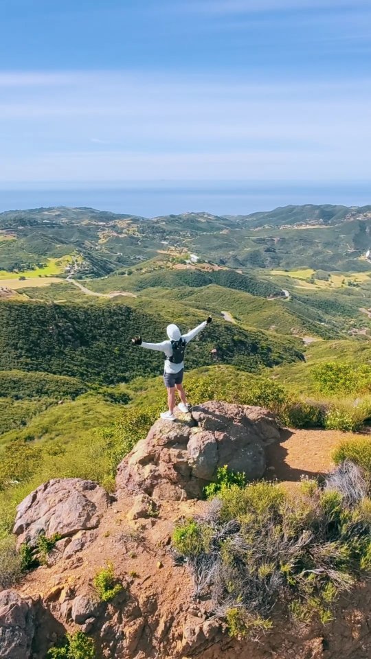 Another beautiful day on the Backbone Trail with the @trailrunnersclub! 🌄

Fitness rebuild in full effect—training low and slow like a good BBQ. 😅 Nailed 16 miles and feeling strong after.

#BackboneTrail #TrailRunning #LowAndSlow #UltraTraining #SoCalTrailsReel