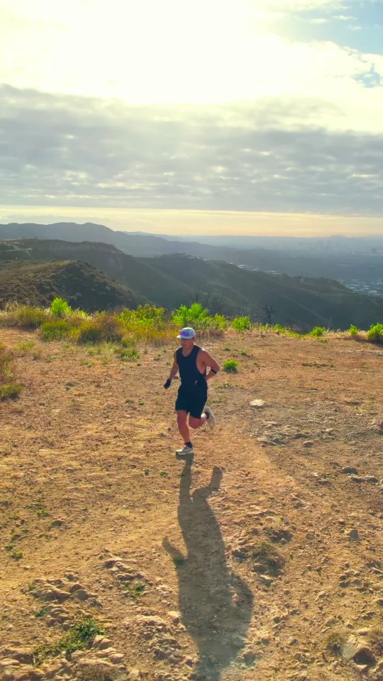Trail Thursdays and 🌅 with @coyoterunning 

Los Liones to Parker Mesa Overlook is one of LA's hidden gems. Great views of downtown, Santa Monica and the Pacific Ocean, and even Catalina.

#runclub #trailrunning #running #pathprojectskrew #earlyriserReel