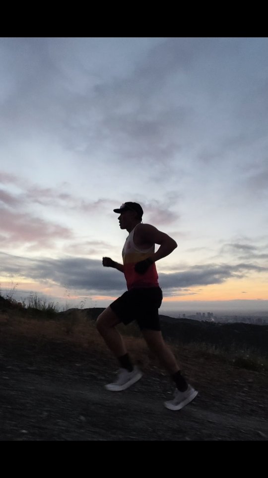 Early mornings on Westridge: twilight clouds glowing pink & purple, quiet trails underfoot, chasing that first sunrise glow 🌅🏃‍♂️ Pure magic before the world wakes up. 

#Westridge #SunriseTrails #QuietMorningRun #SoCalTrails #TrailRunnerReel